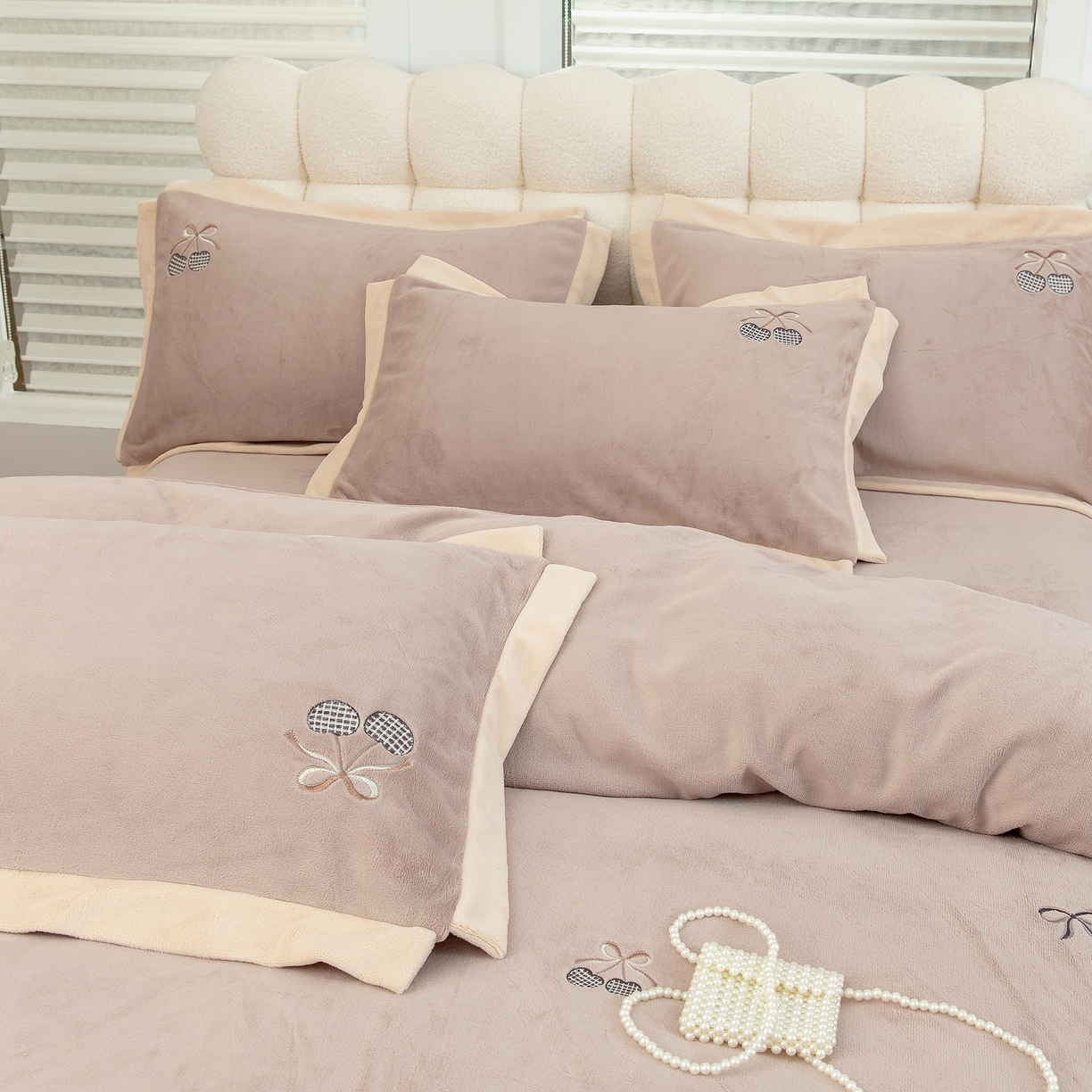 91家纺网 家纺一手货源 找家纺 贝尔 2025新款甜蜜樱桃-纯色高克重全消光蚕丝绒（赠送拎袋）-段角刺绣四件套 甜蜜樱桃-咖色