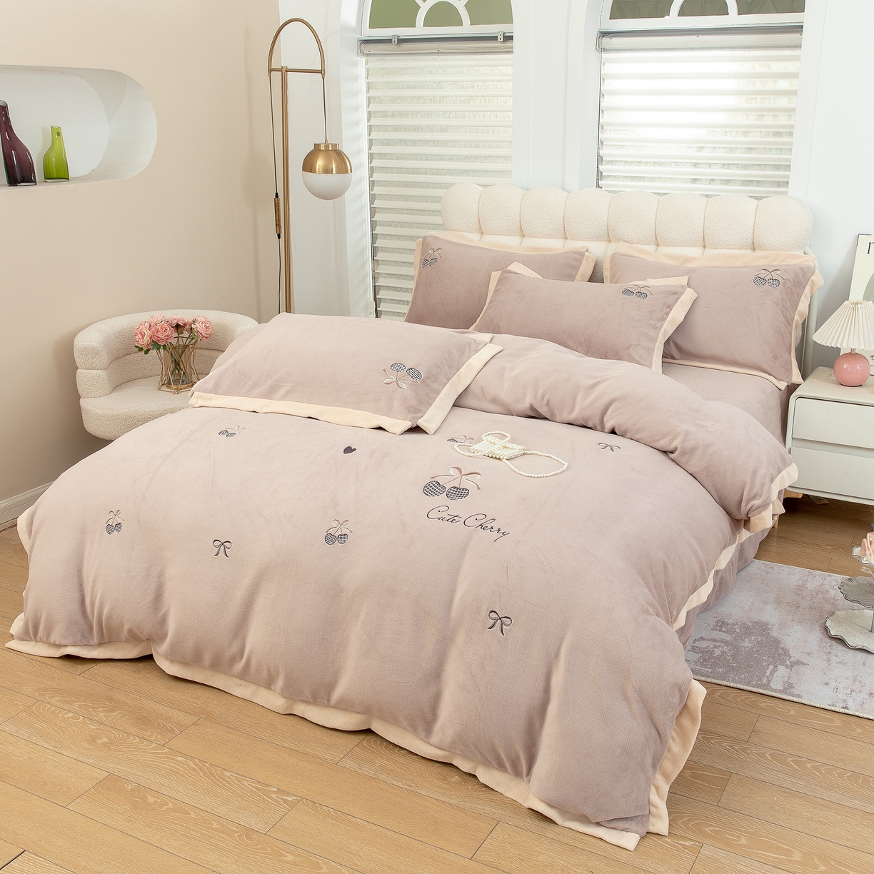 91家纺网 家纺一手货源 找家纺 贝尔 2025新款甜蜜樱桃-纯色高克重全消光蚕丝绒（赠送拎袋）-段角刺绣四件套 甜蜜樱桃-咖色