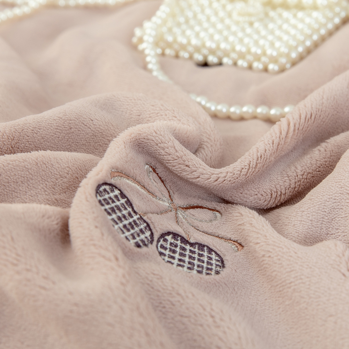 91家纺网 家纺一手货源 找家纺 贝尔 2025新款甜蜜樱桃-纯色高克重全消光蚕丝绒（赠送拎袋）-段角刺绣四件套 甜蜜樱桃-咖色