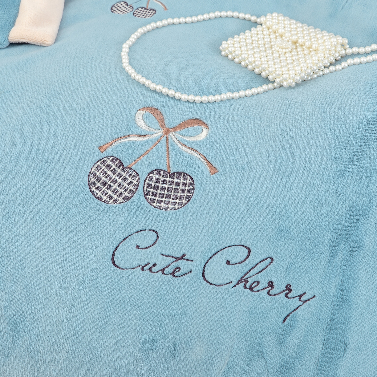 91家纺网 家纺一手货源 找家纺 贝尔 2025新款甜蜜樱桃-纯色高克重全消光蚕丝绒（赠送拎袋）-段角刺绣四件套 甜蜜樱桃-浅蓝