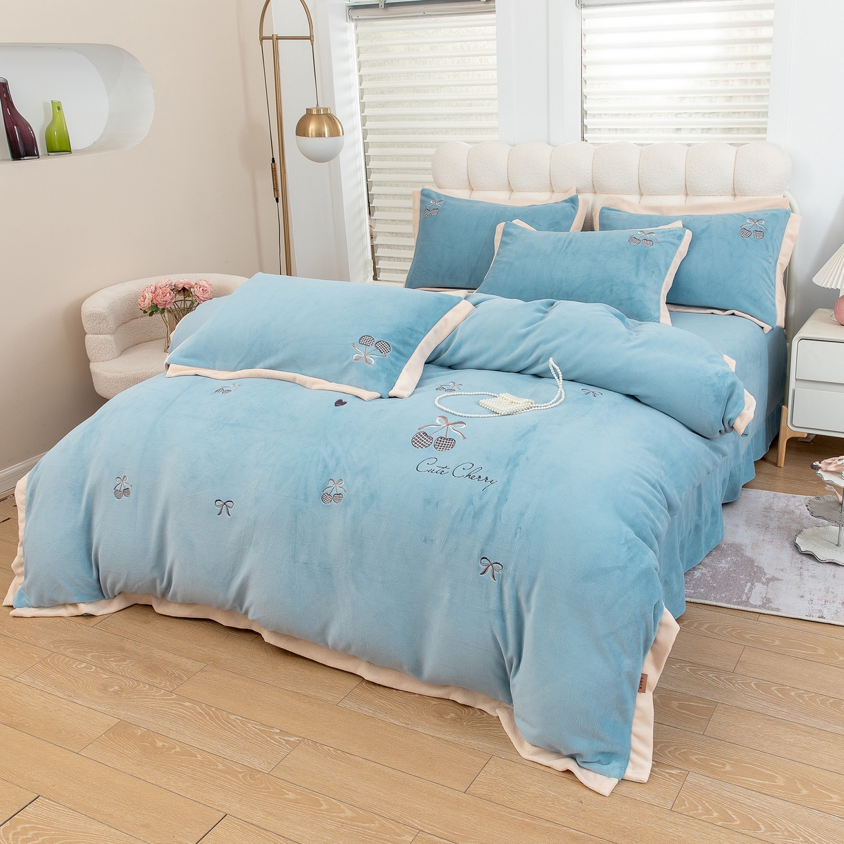 91家纺网 家纺一手货源 找家纺 贝尔 2025新款甜蜜樱桃-纯色高克重全消光蚕丝绒（赠送拎袋）-段角刺绣四件套 甜蜜樱桃-浅蓝