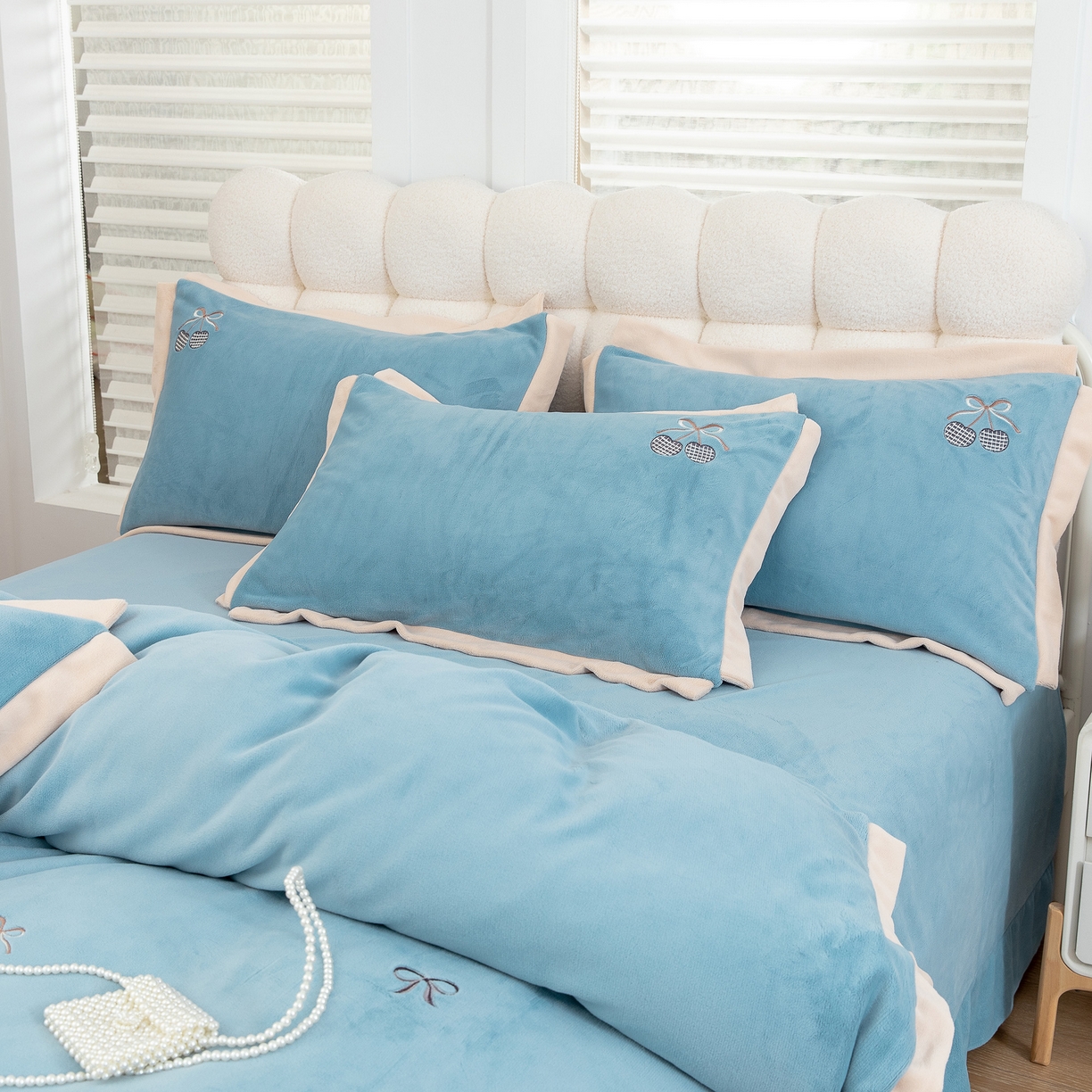 91家纺网 家纺一手货源 找家纺 贝尔 2025新款甜蜜樱桃-纯色高克重全消光蚕丝绒（赠送拎袋）-段角刺绣四件套 甜蜜樱桃-浅蓝