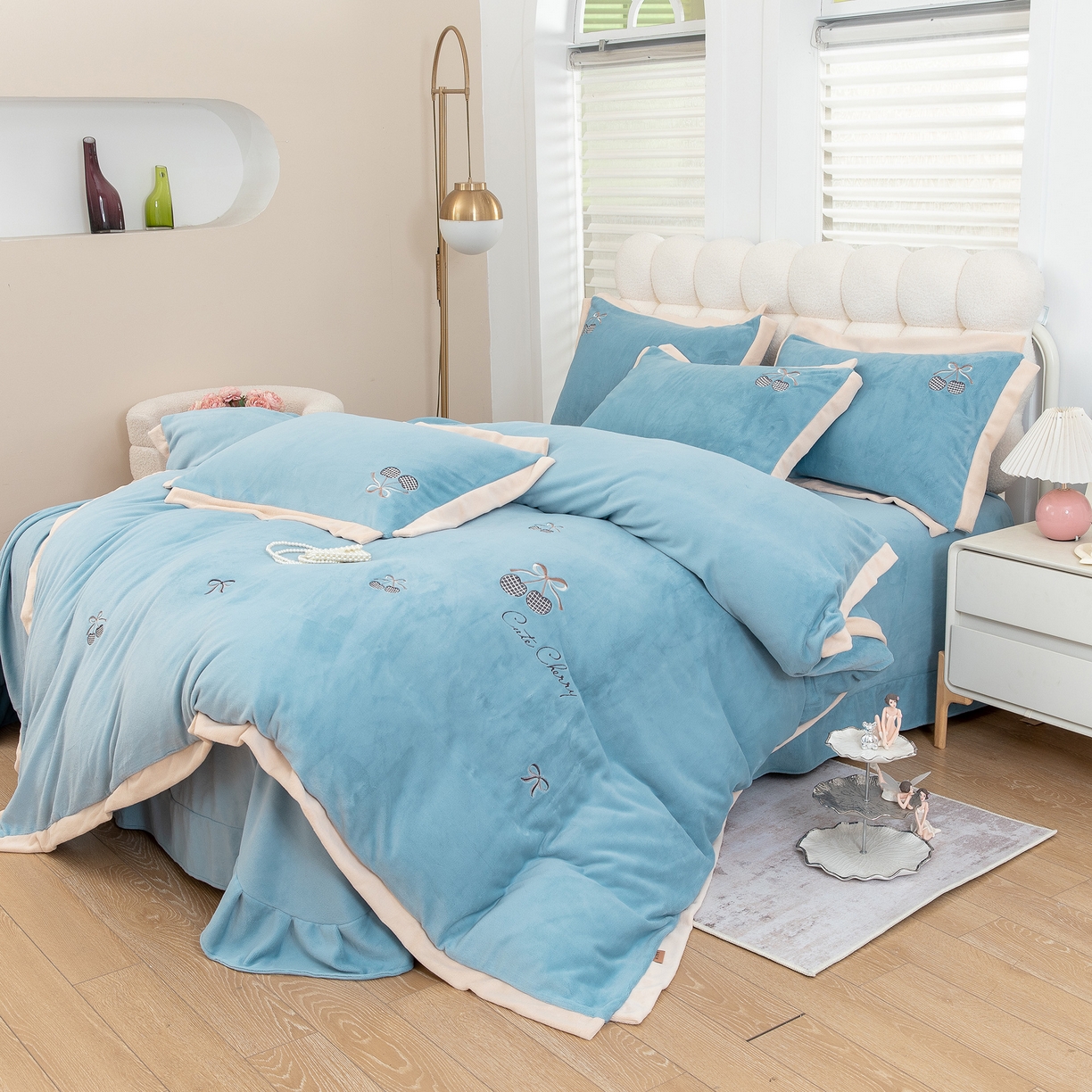 91家纺网 家纺一手货源 找家纺 贝尔 2025新款甜蜜樱桃-纯色高克重全消光蚕丝绒（赠送拎袋）-段角刺绣四件套 甜蜜樱桃-浅蓝