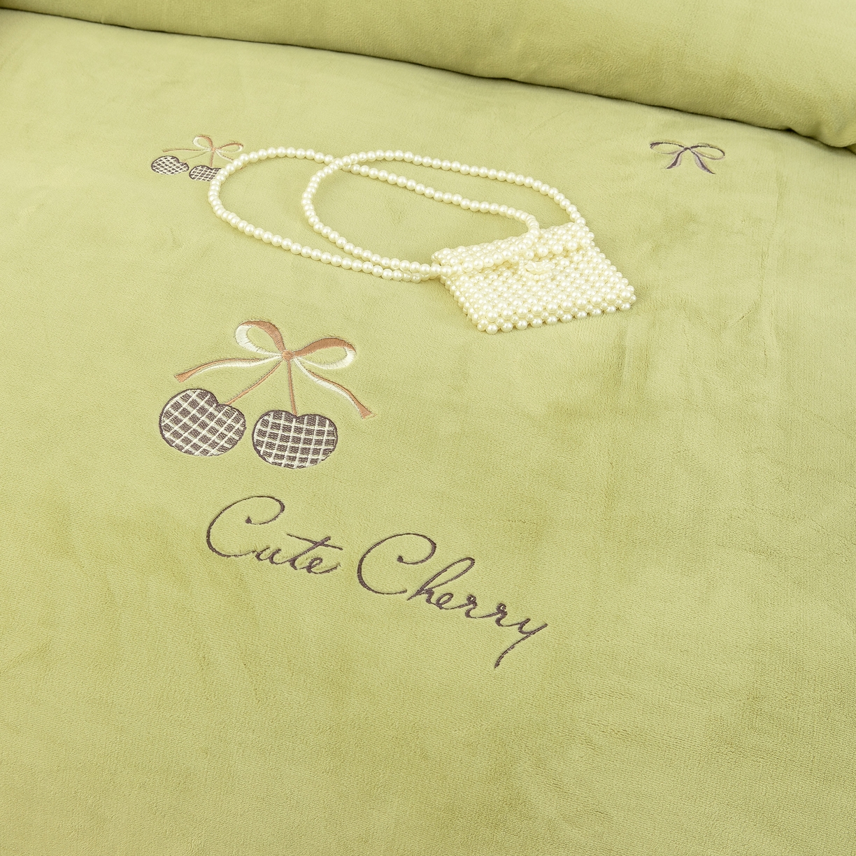 91家纺网 家纺一手货源 找家纺 贝尔 2025新款甜蜜樱桃-纯色高克重全消光蚕丝绒（赠送拎袋）-段角刺绣四件套 甜蜜樱桃-森林绿