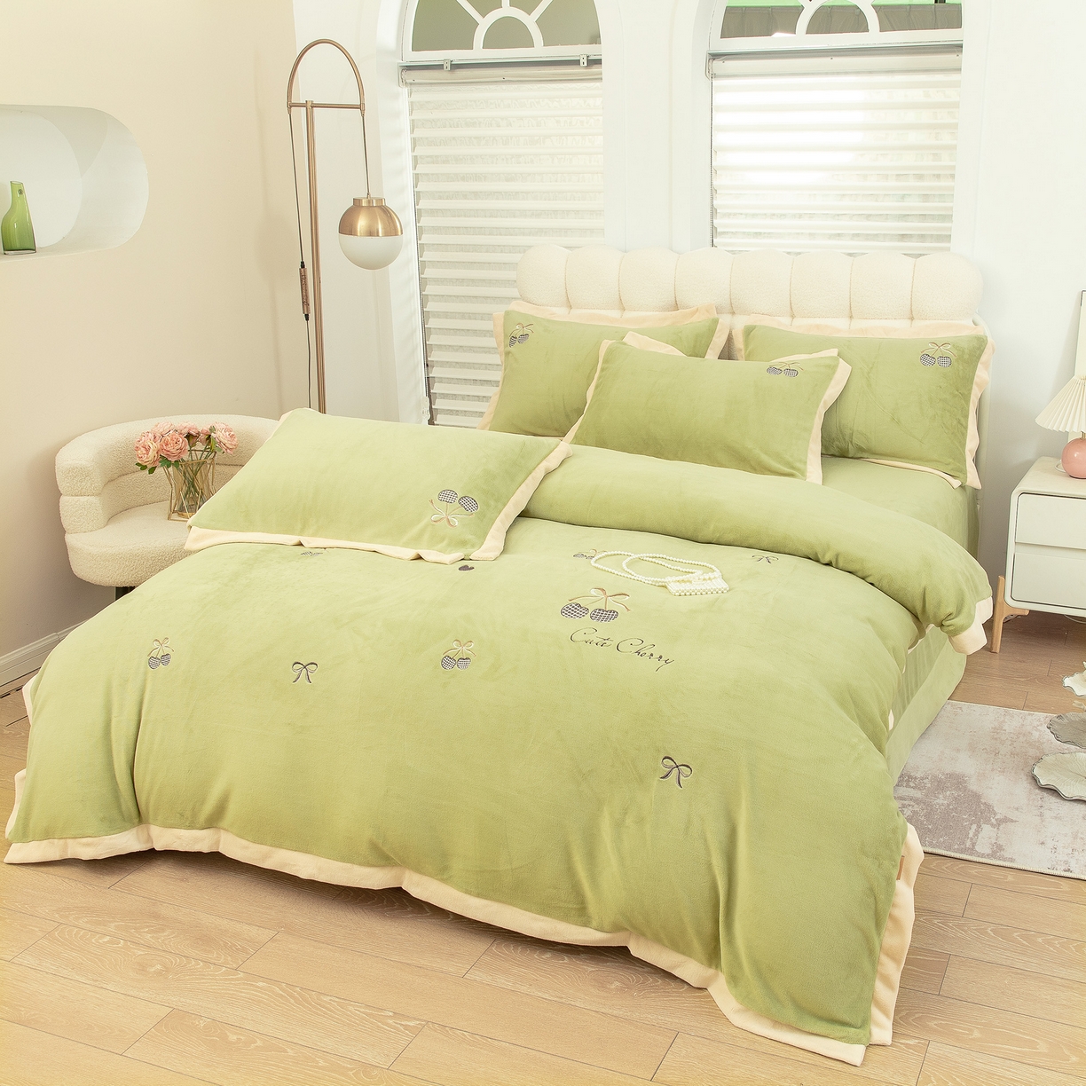 91家纺网 家纺一手货源 找家纺 贝尔 2025新款甜蜜樱桃-纯色高克重全消光蚕丝绒（赠送拎袋）-段角刺绣四件套 甜蜜樱桃-森林绿