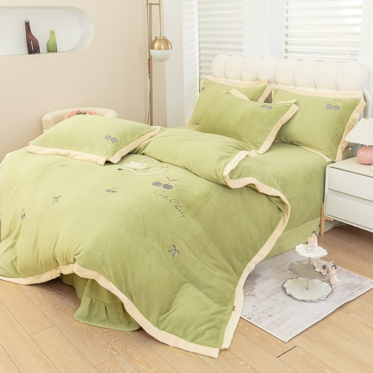 91家纺网 家纺一手货源 找家纺 贝尔 2025新款甜蜜樱桃-纯色高克重全消光蚕丝绒（赠送拎袋）-段角刺绣四件套 甜蜜樱桃-森林绿