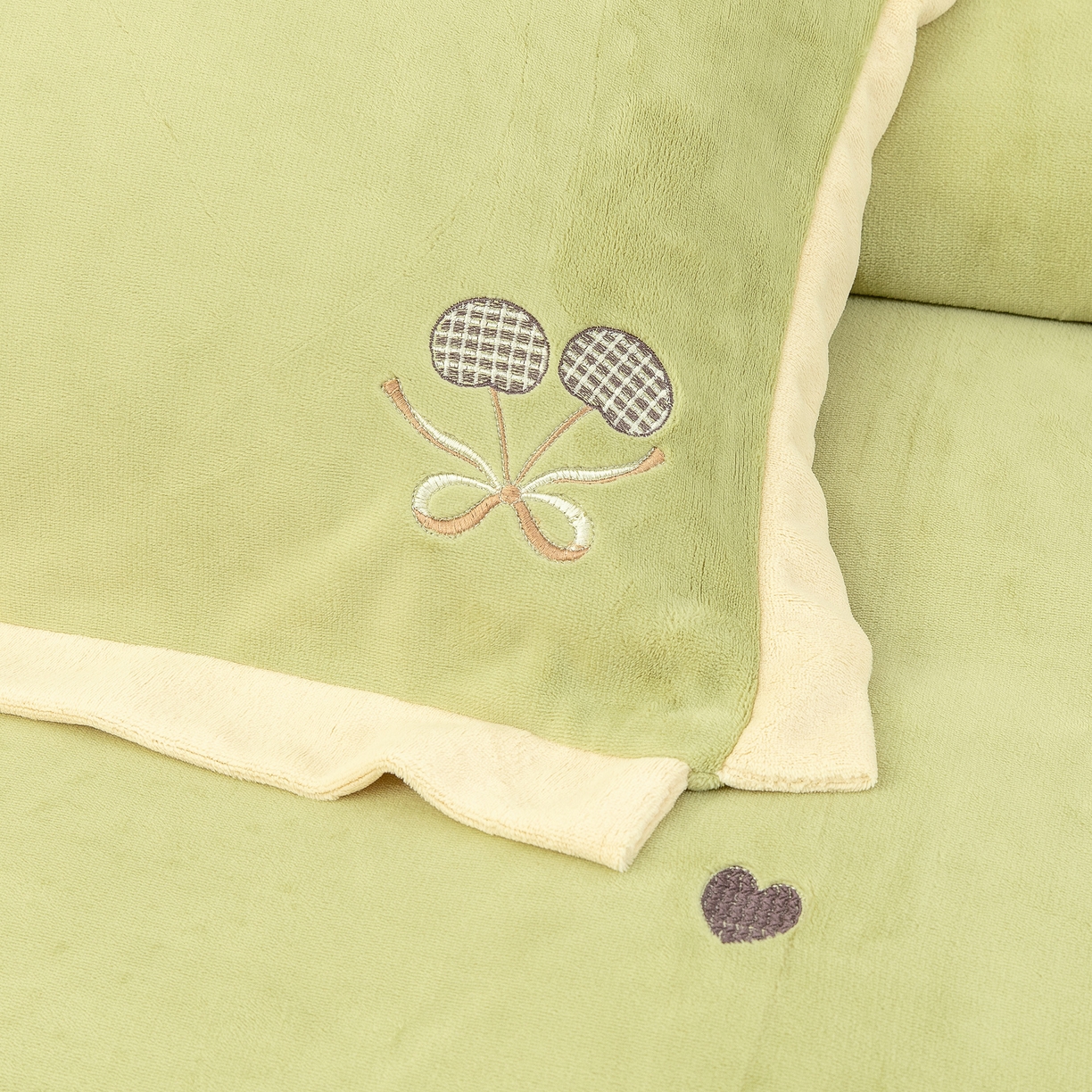 91家纺网 家纺一手货源 找家纺 贝尔 2025新款甜蜜樱桃-纯色高克重全消光蚕丝绒（赠送拎袋）-段角刺绣四件套 甜蜜樱桃-森林绿