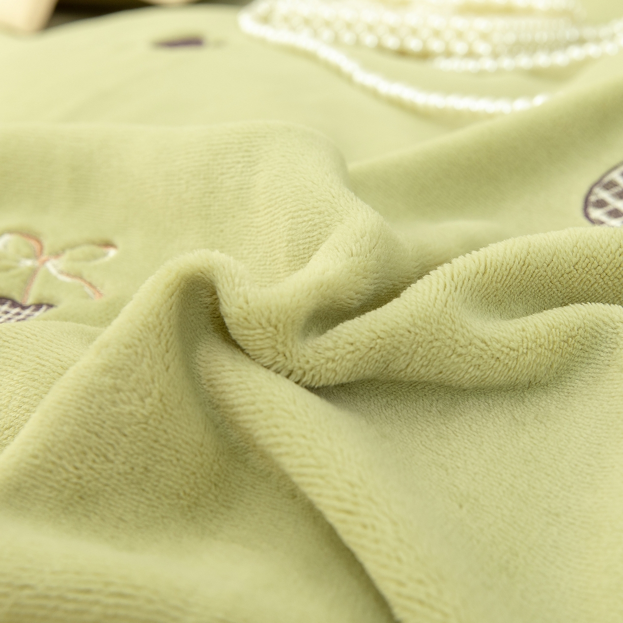 91家纺网 家纺一手货源 找家纺 贝尔 2025新款甜蜜樱桃-纯色高克重全消光蚕丝绒（赠送拎袋）-段角刺绣四件套 甜蜜樱桃-森林绿