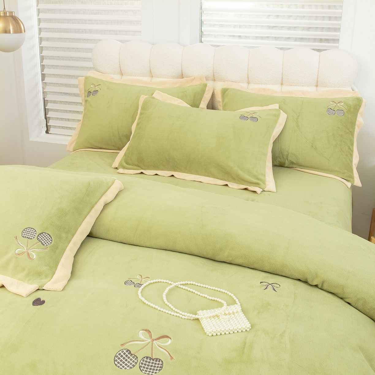 91家纺网 家纺一手货源 找家纺 贝尔 2025新款甜蜜樱桃-纯色高克重全消光蚕丝绒（赠送拎袋）-段角刺绣四件套 甜蜜樱桃-森林绿