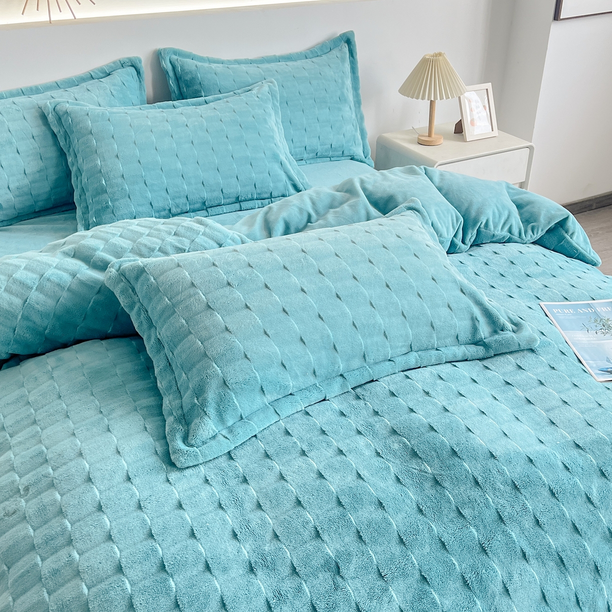 91家纺网 家纺一手货源 找家纺 （总） 2025新款全消光皮草绒纯色高克重四件套（赠送拎袋）——方格