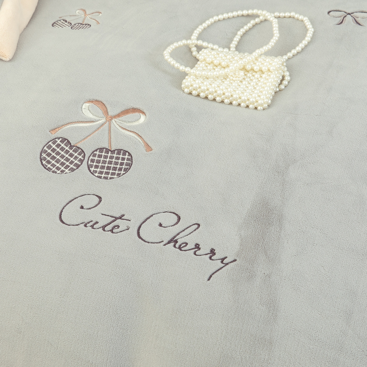 91家纺网 家纺一手货源 找家纺 贝尔 2025新款甜蜜樱桃-纯色高克重全消光蚕丝绒（赠送拎袋）-段角刺绣四件套 甜蜜樱桃-银灰