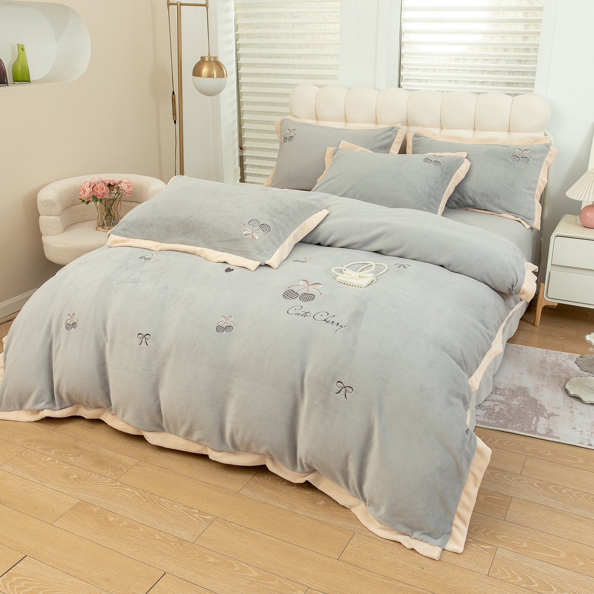 91家纺网 家纺一手货源 找家纺 贝尔 2025新款甜蜜樱桃-纯色高克重全消光蚕丝绒（赠送拎袋）-段角刺绣四件套 甜蜜樱桃-银灰