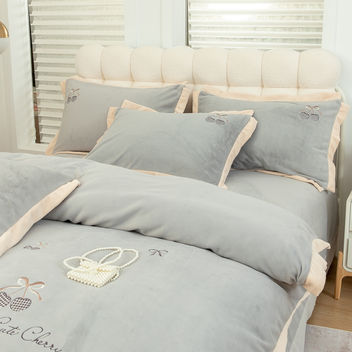 91家纺网 家纺一手货源 找家纺 贝尔 2025新款甜蜜樱桃-纯色高克重全消光蚕丝绒（赠送拎袋）-段角刺绣四件套 甜蜜樱桃-银灰