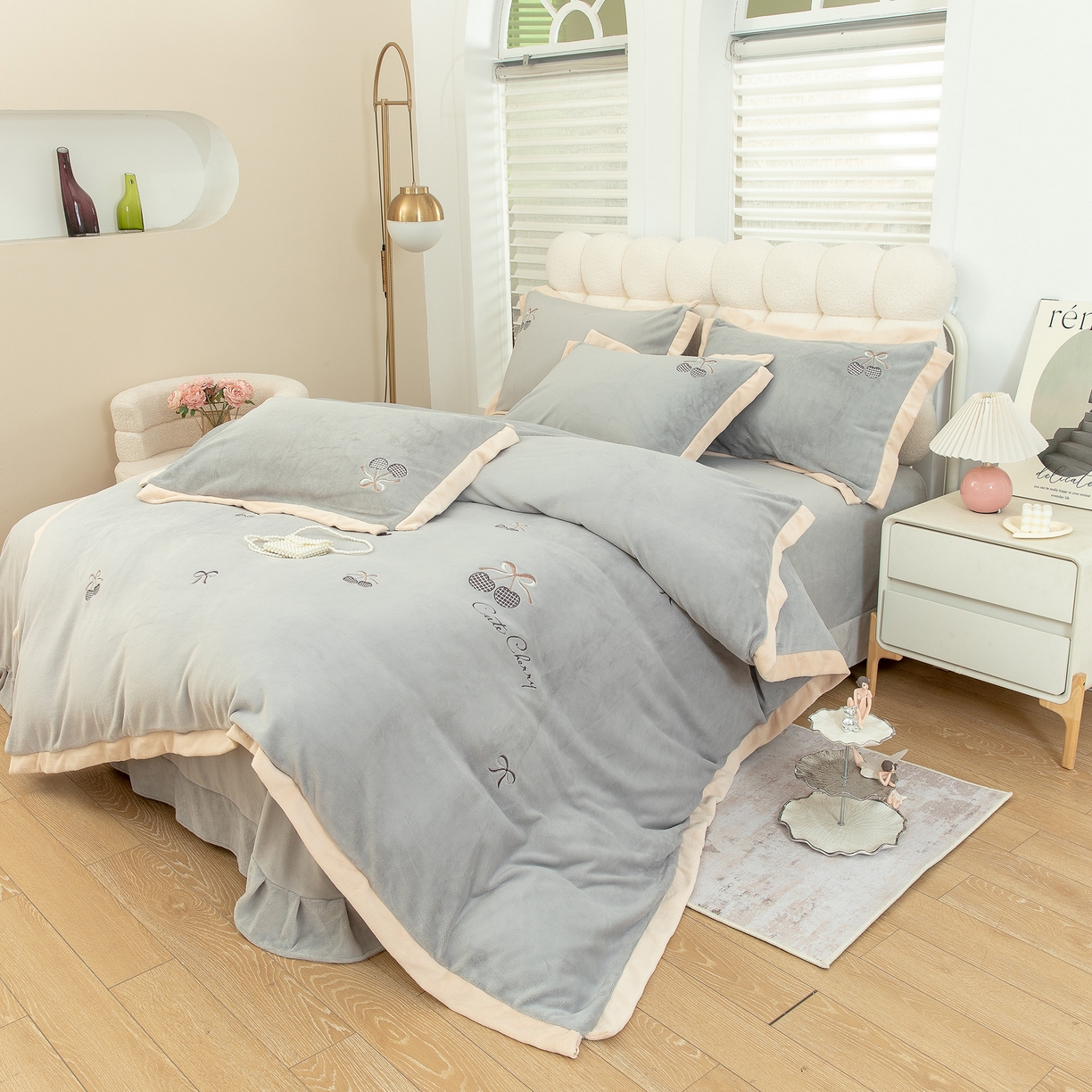 91家纺网 家纺一手货源 找家纺 贝尔 2025新款甜蜜樱桃-纯色高克重全消光蚕丝绒（赠送拎袋）-段角刺绣四件套 甜蜜樱桃-银灰