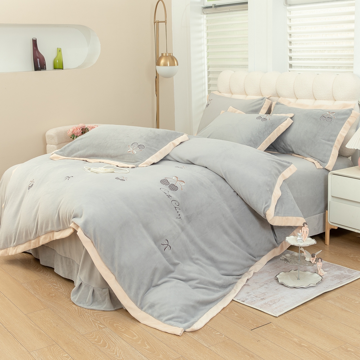 91家纺网 家纺一手货源 找家纺 贝尔 2025新款甜蜜樱桃-纯色高克重全消光蚕丝绒（赠送拎袋）-段角刺绣四件套 甜蜜樱桃-银灰