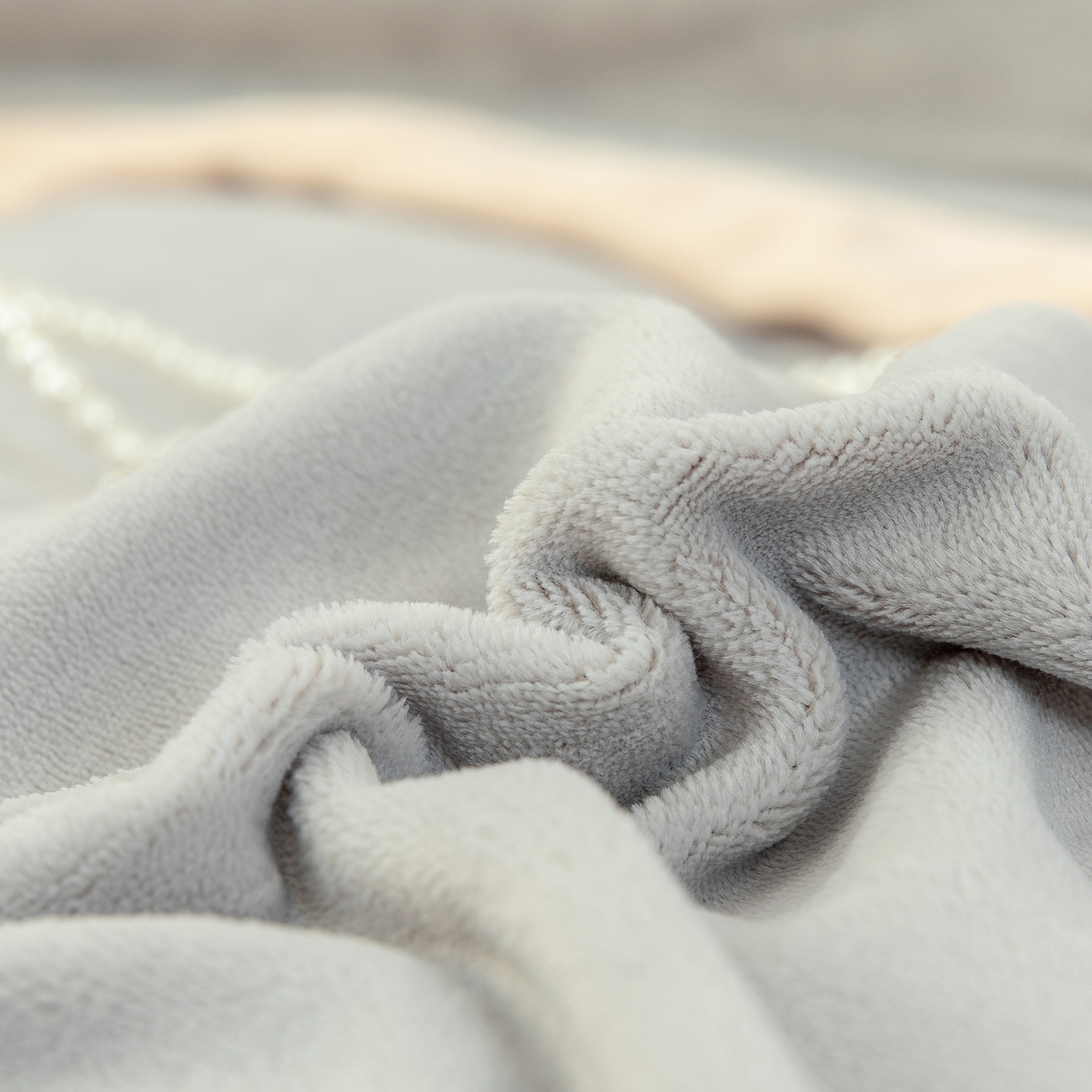 91家纺网 家纺一手货源 找家纺 贝尔 2025新款甜蜜樱桃-纯色高克重全消光蚕丝绒（赠送拎袋）-段角刺绣四件套 甜蜜樱桃-银灰