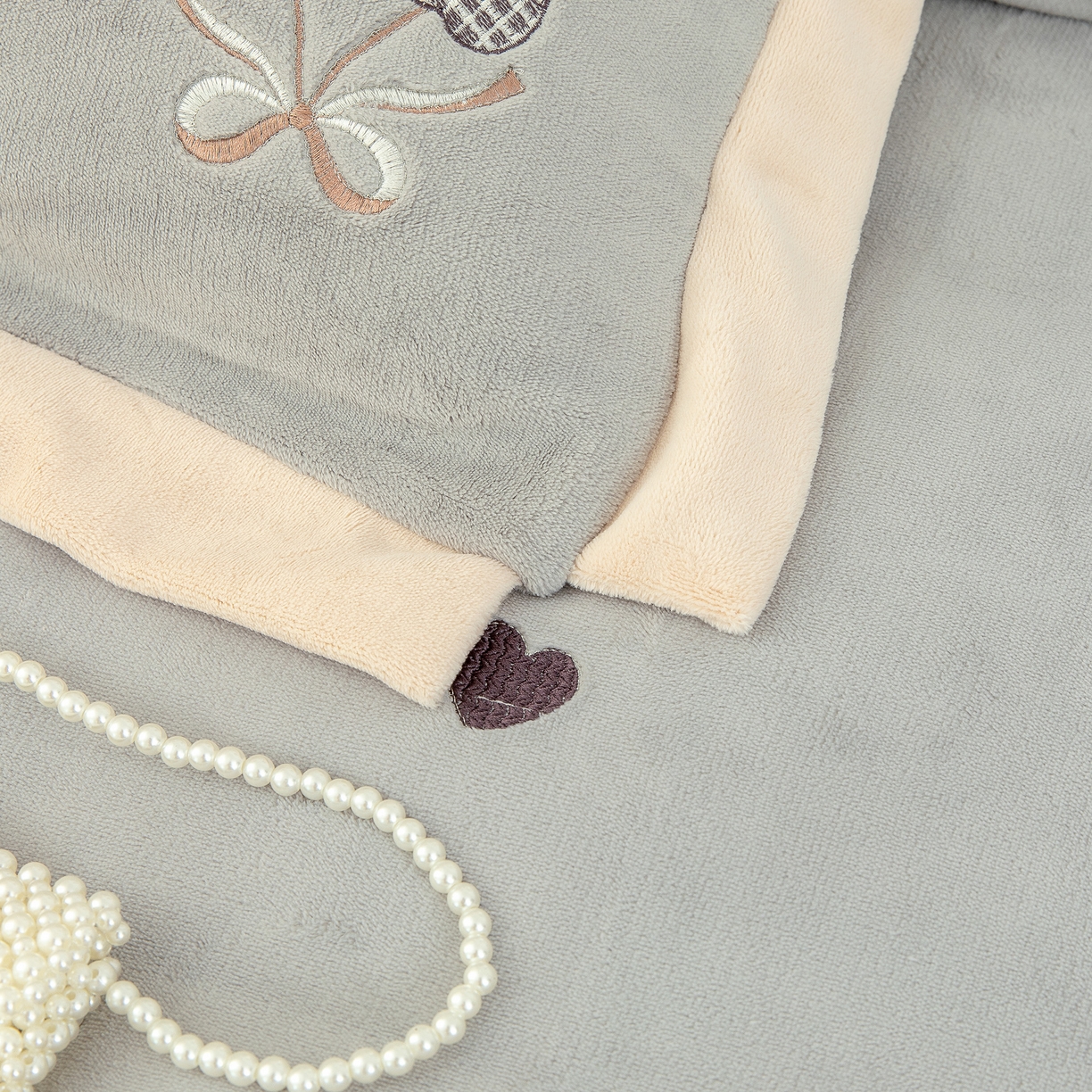 91家纺网 家纺一手货源 找家纺 贝尔 2025新款甜蜜樱桃-纯色高克重全消光蚕丝绒（赠送拎袋）-段角刺绣四件套 甜蜜樱桃-银灰