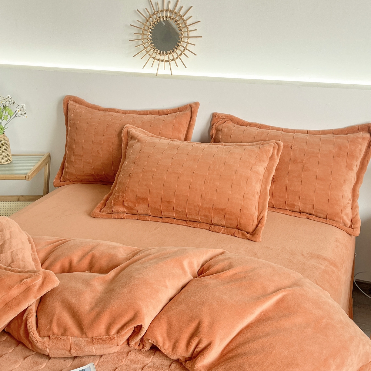 91家纺网 家纺一手货源 找家纺  2025新款全消光皮草绒纯色高克重四件套（赠送拎袋）——方格 橘色