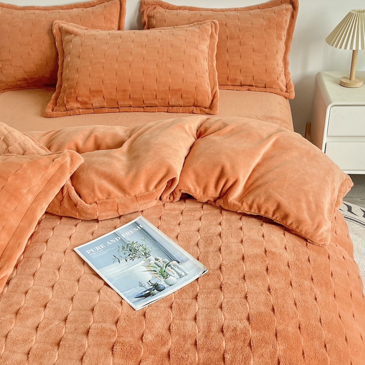 91家纺网 家纺一手货源 找家纺  2025新款全消光皮草绒纯色高克重四件套（赠送拎袋）——方格 橘色