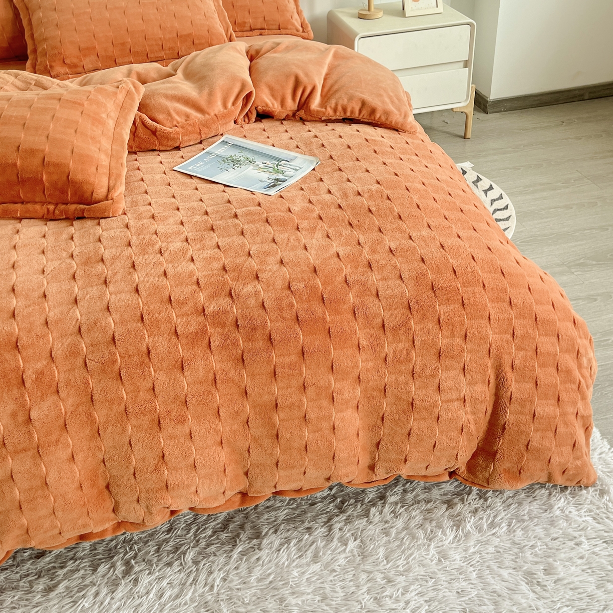 91家纺网 家纺一手货源 找家纺  2025新款全消光皮草绒纯色高克重四件套（赠送拎袋）——方格 橘色