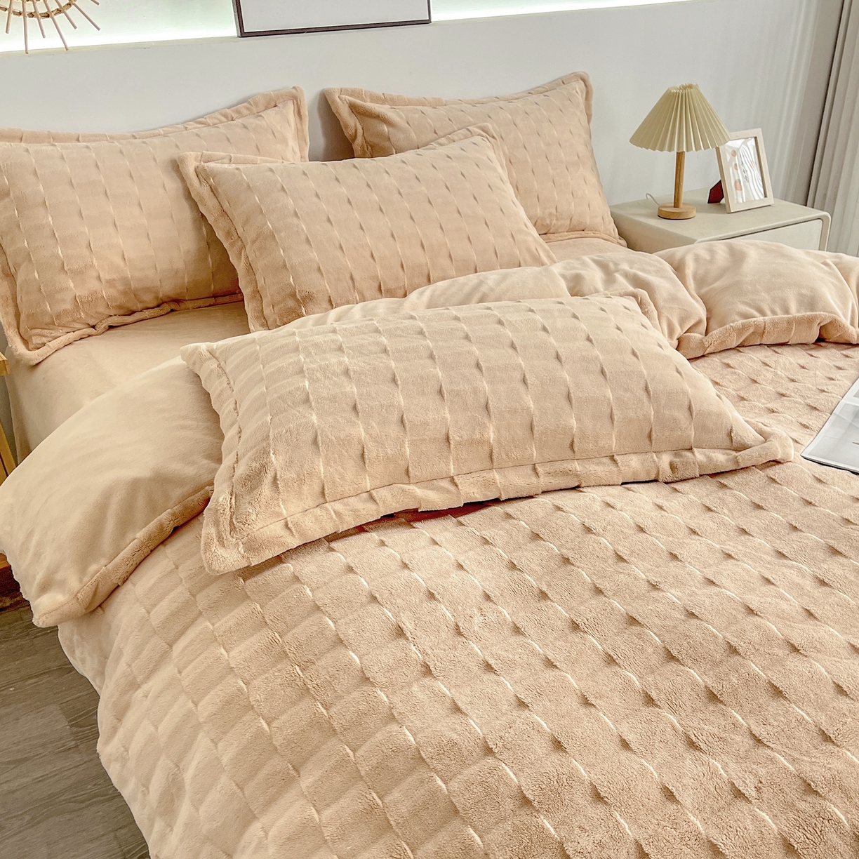 91家纺网 家纺一手货源 找家纺  2025新款全消光皮草绒纯色高克重四件套（赠送拎袋）——方格 米驼