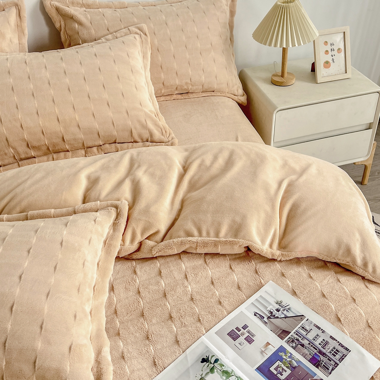 91家纺网 家纺一手货源 找家纺  2025新款全消光皮草绒纯色高克重四件套（赠送拎袋）——方格 米驼