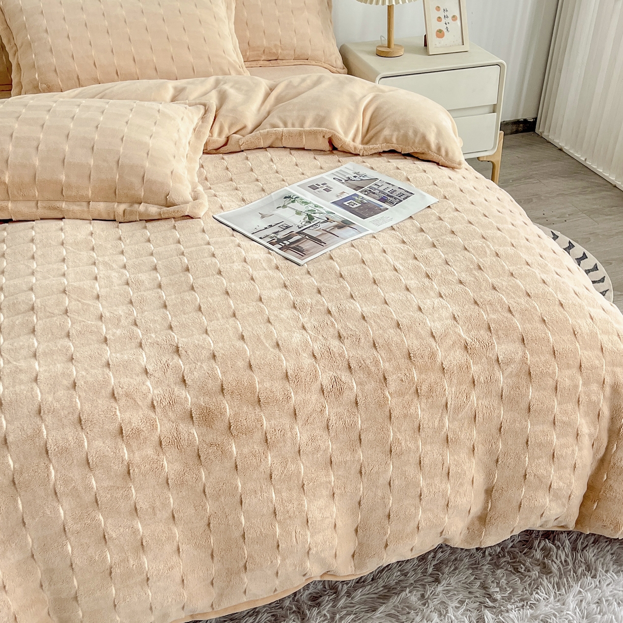 91家纺网 家纺一手货源 找家纺  2025新款全消光皮草绒纯色高克重四件套（赠送拎袋）——方格 米驼