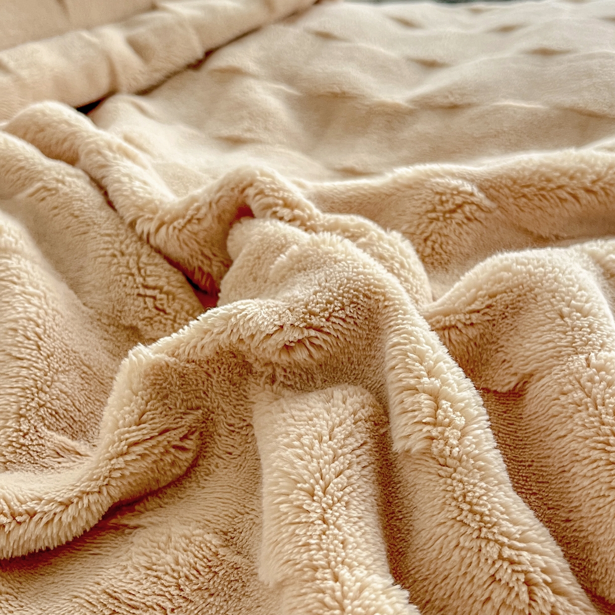 91家纺网 家纺一手货源 找家纺  2025新款全消光皮草绒纯色高克重四件套（赠送拎袋）——方格 米驼