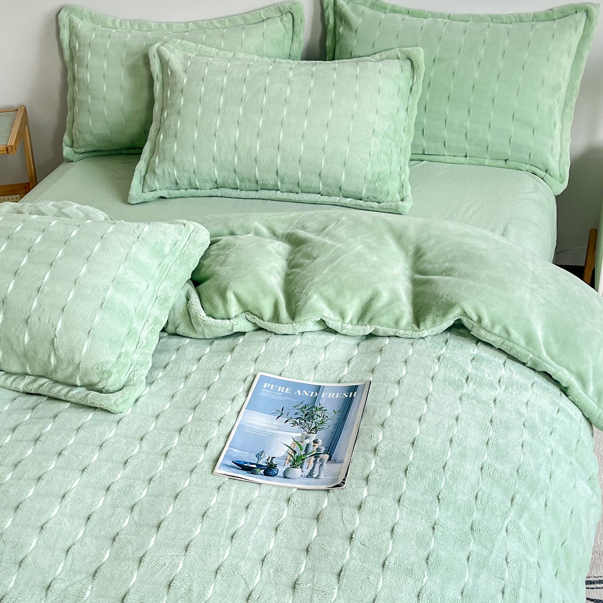 91家纺网 家纺一手货源 找家纺  2025新款全消光皮草绒纯色高克重四件套（赠送拎袋）——方格 抹茶绿