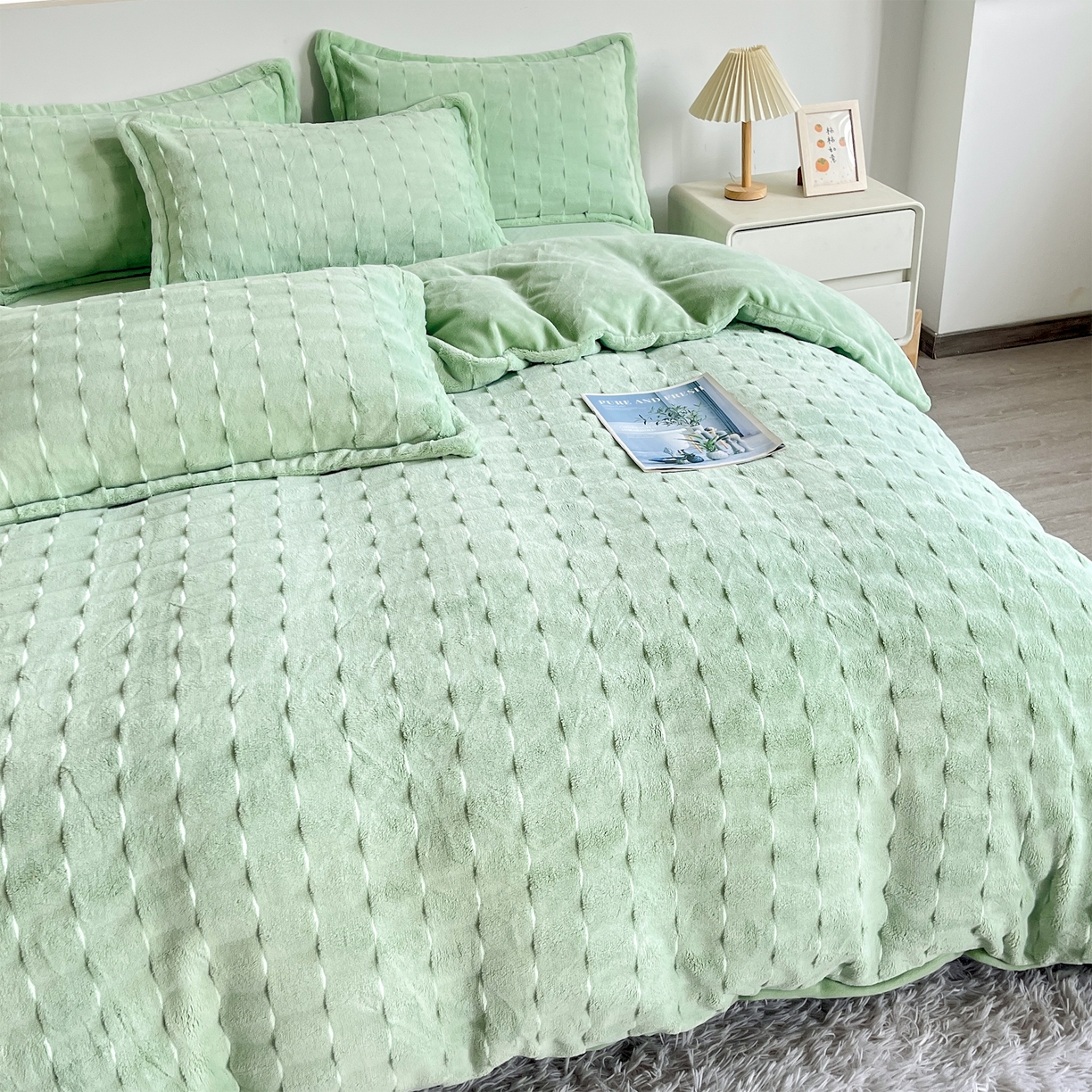 91家纺网 家纺一手货源 找家纺  2025新款全消光皮草绒纯色高克重四件套（赠送拎袋）——方格 抹茶绿