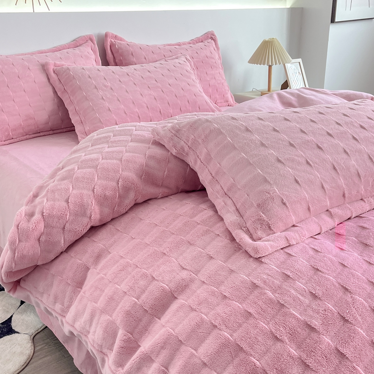 91家纺网 家纺一手货源 找家纺  2025新款全消光皮草绒纯色高克重四件套（赠送拎袋）——方格 仙女粉