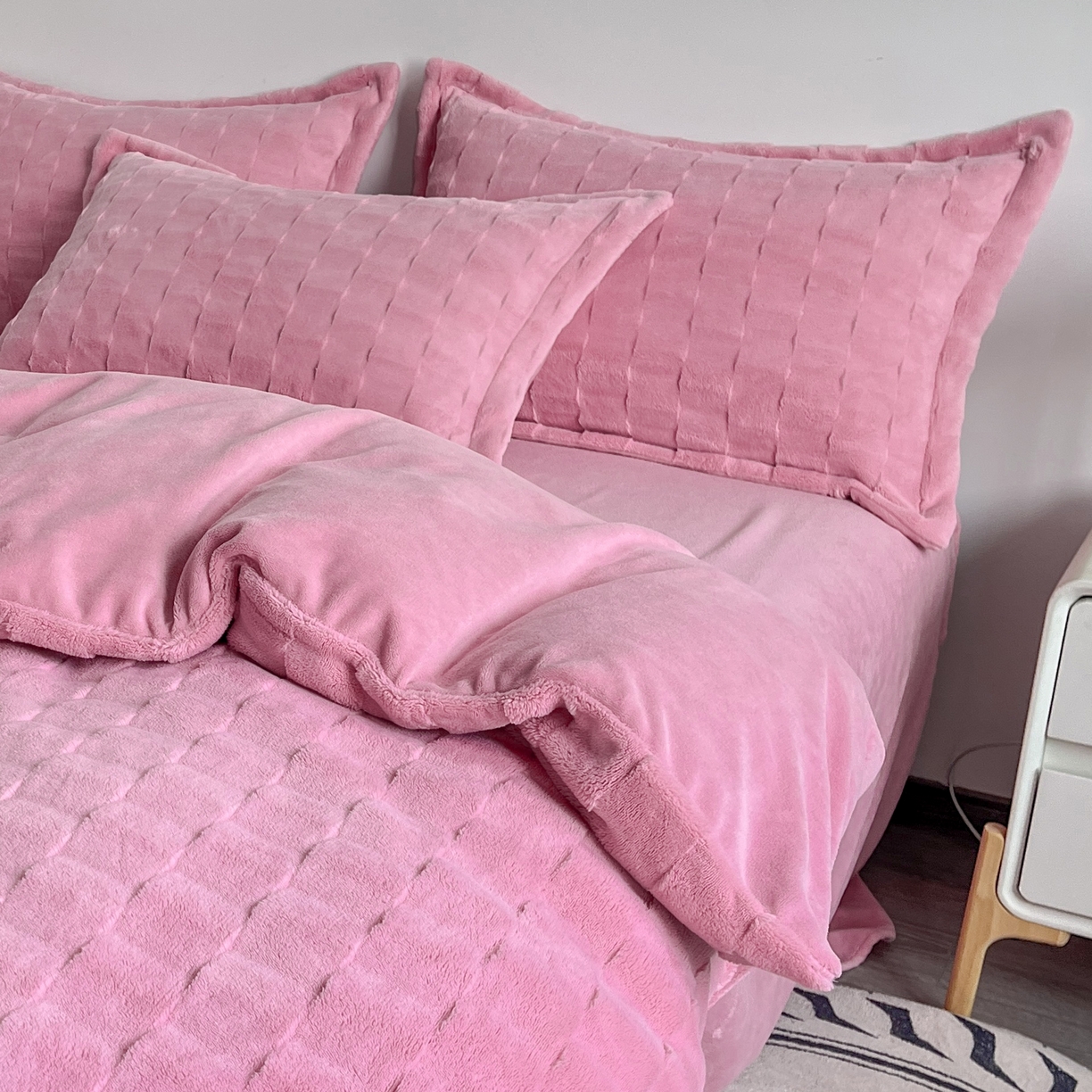 91家纺网 家纺一手货源 找家纺  2025新款全消光皮草绒纯色高克重四件套（赠送拎袋）——方格 仙女粉