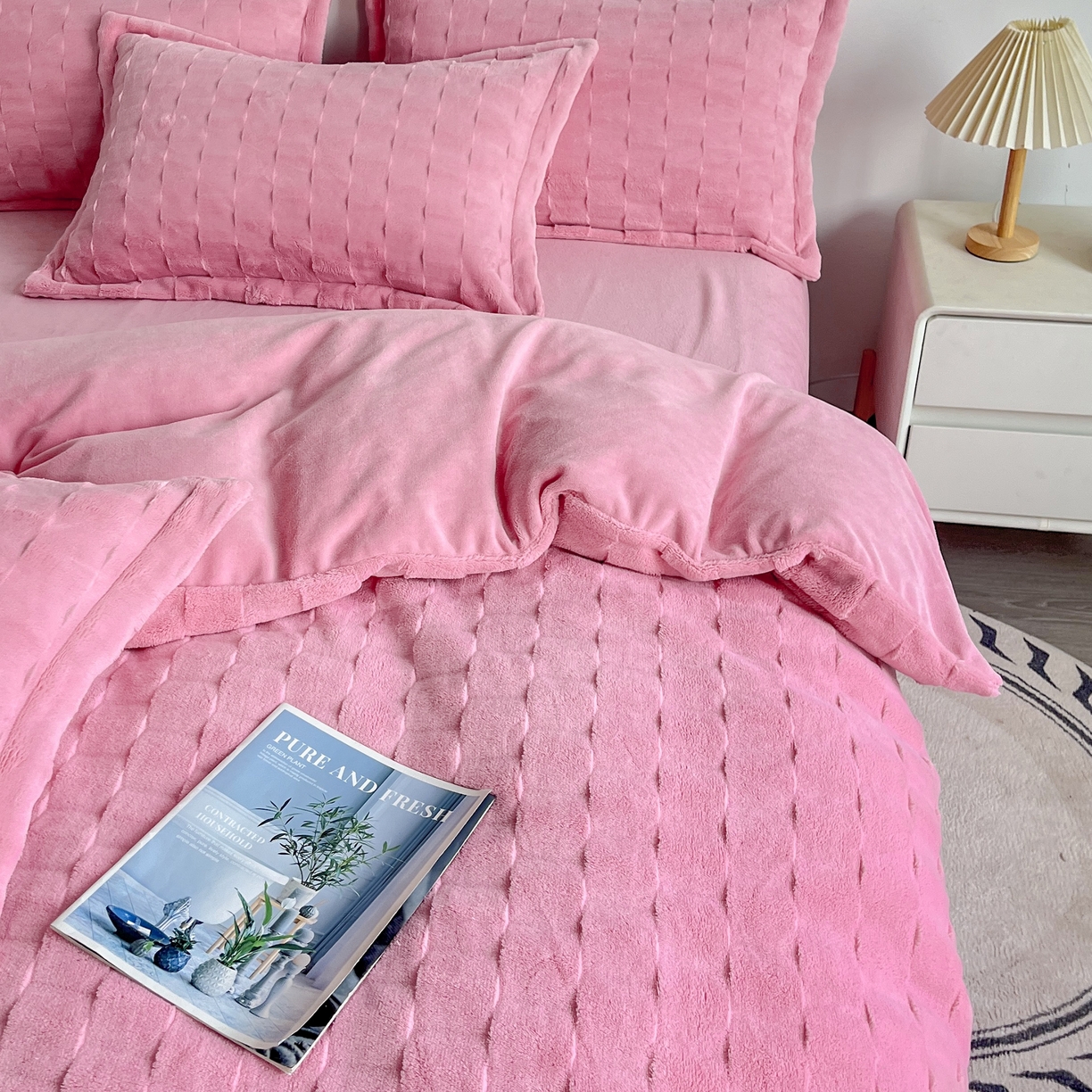 91家纺网 家纺一手货源 找家纺  2025新款全消光皮草绒纯色高克重四件套（赠送拎袋）——方格 仙女粉