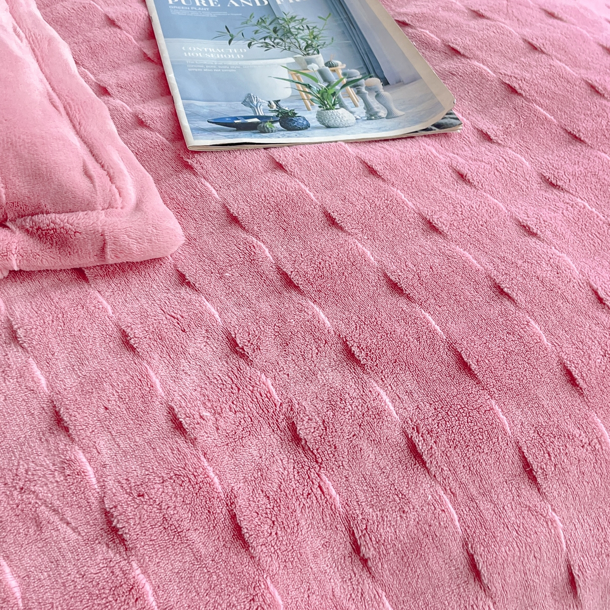 91家纺网 家纺一手货源 找家纺  2025新款全消光皮草绒纯色高克重四件套（赠送拎袋）——方格 仙女粉