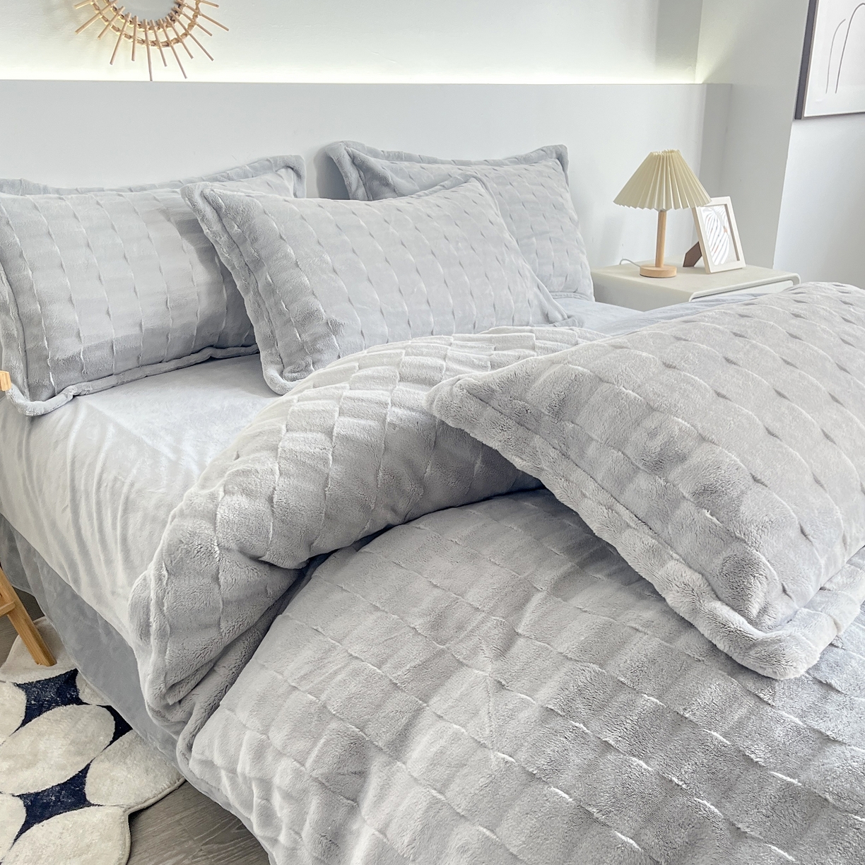 91家纺网 家纺一手货源 找家纺  2025新款全消光皮草绒纯色高克重四件套（赠送拎袋）——方格 银灰