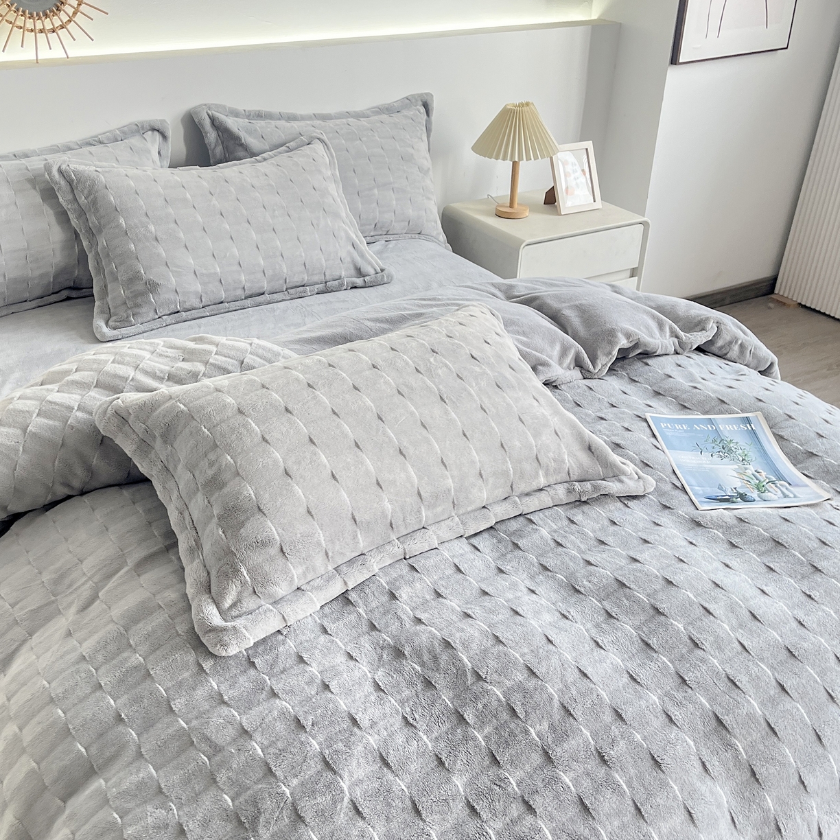 91家纺网 家纺一手货源 找家纺  2025新款全消光皮草绒纯色高克重四件套（赠送拎袋）——方格 银灰