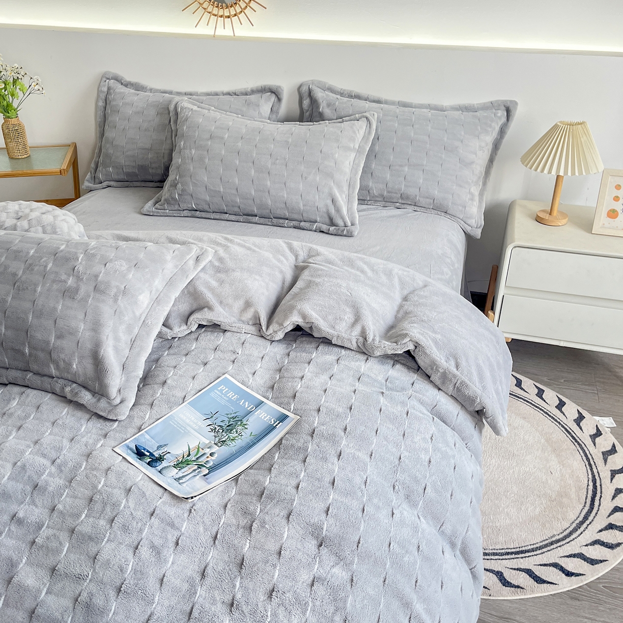 91家纺网 家纺一手货源 找家纺  2025新款全消光皮草绒纯色高克重四件套（赠送拎袋）——方格 银灰