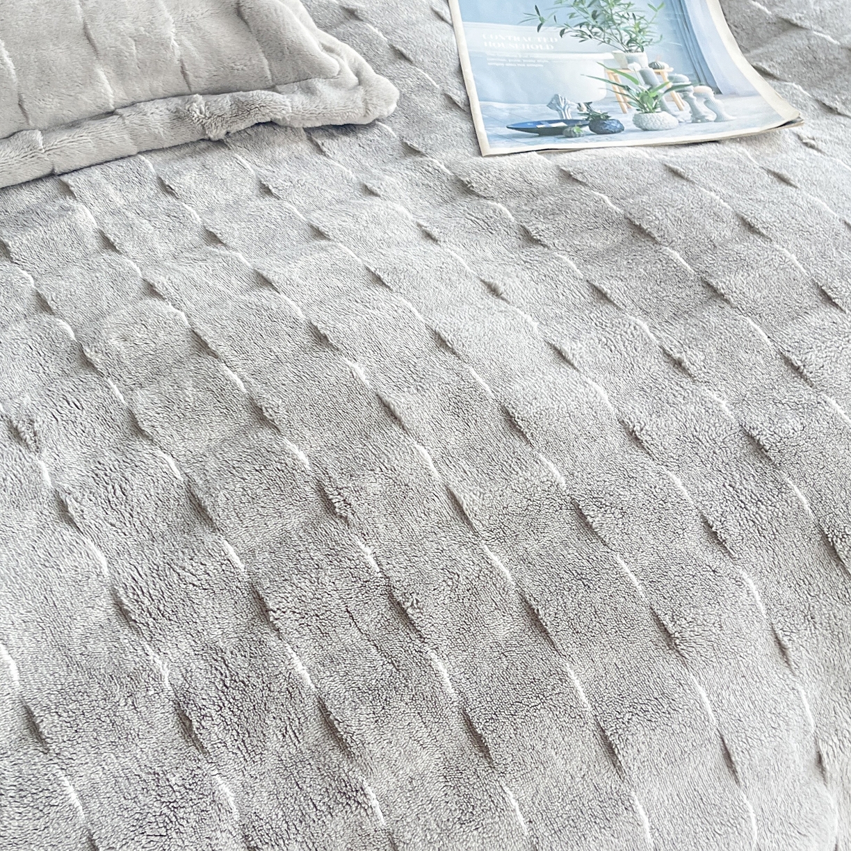 91家纺网 家纺一手货源 找家纺  2025新款全消光皮草绒纯色高克重四件套（赠送拎袋）——方格 银灰