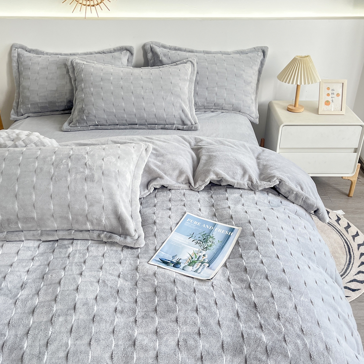 91家纺网 家纺一手货源 找家纺  2025新款全消光皮草绒纯色高克重四件套（赠送拎袋）——方格 银灰