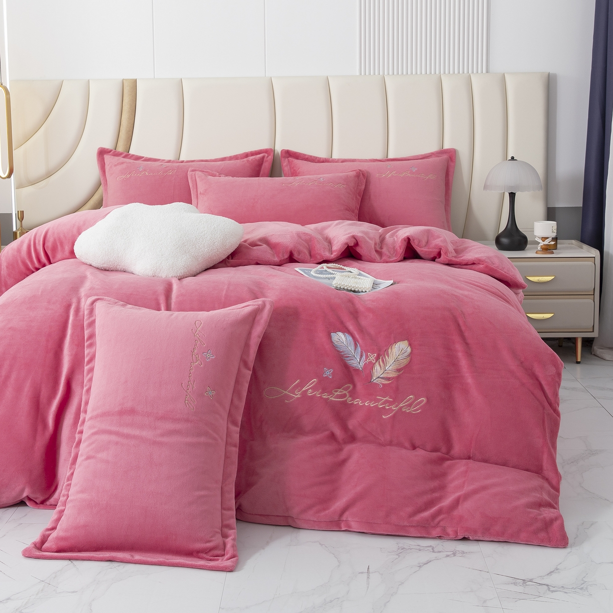 91家纺网 家纺一手货源 找家纺 （总）贝尔 2025新款纯色高克重牛奶绒刺绣四件套-羽魅