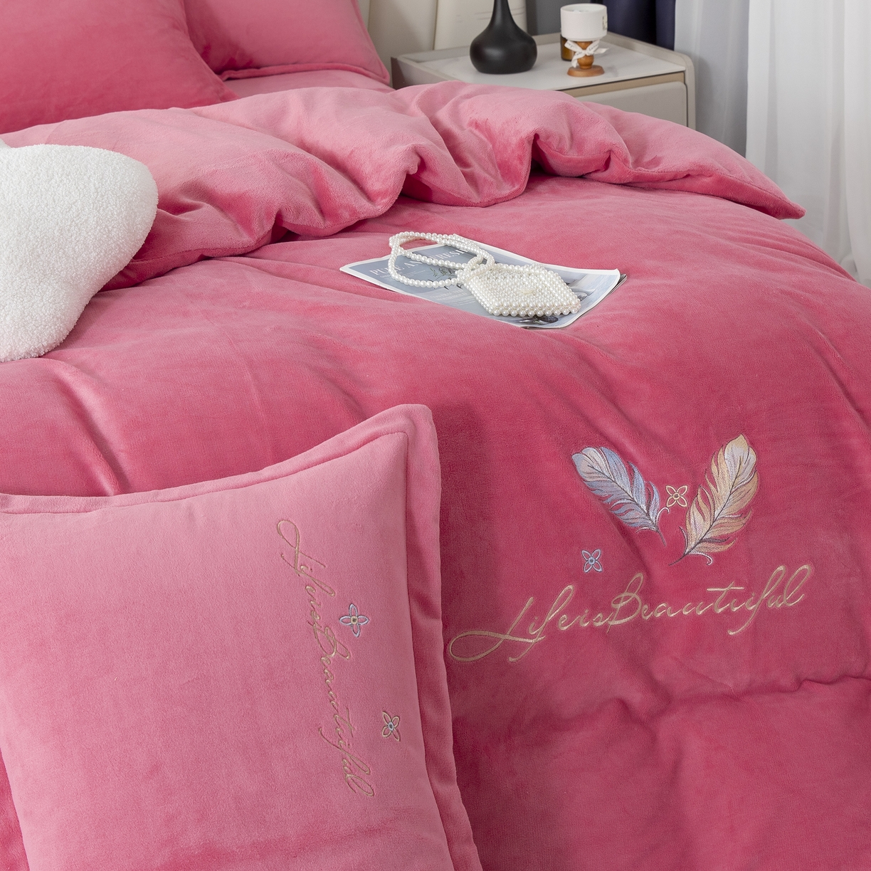 91家纺网 家纺一手货源 找家纺 （总）贝尔 2025新款纯色高克重牛奶绒刺绣四件套-羽魅