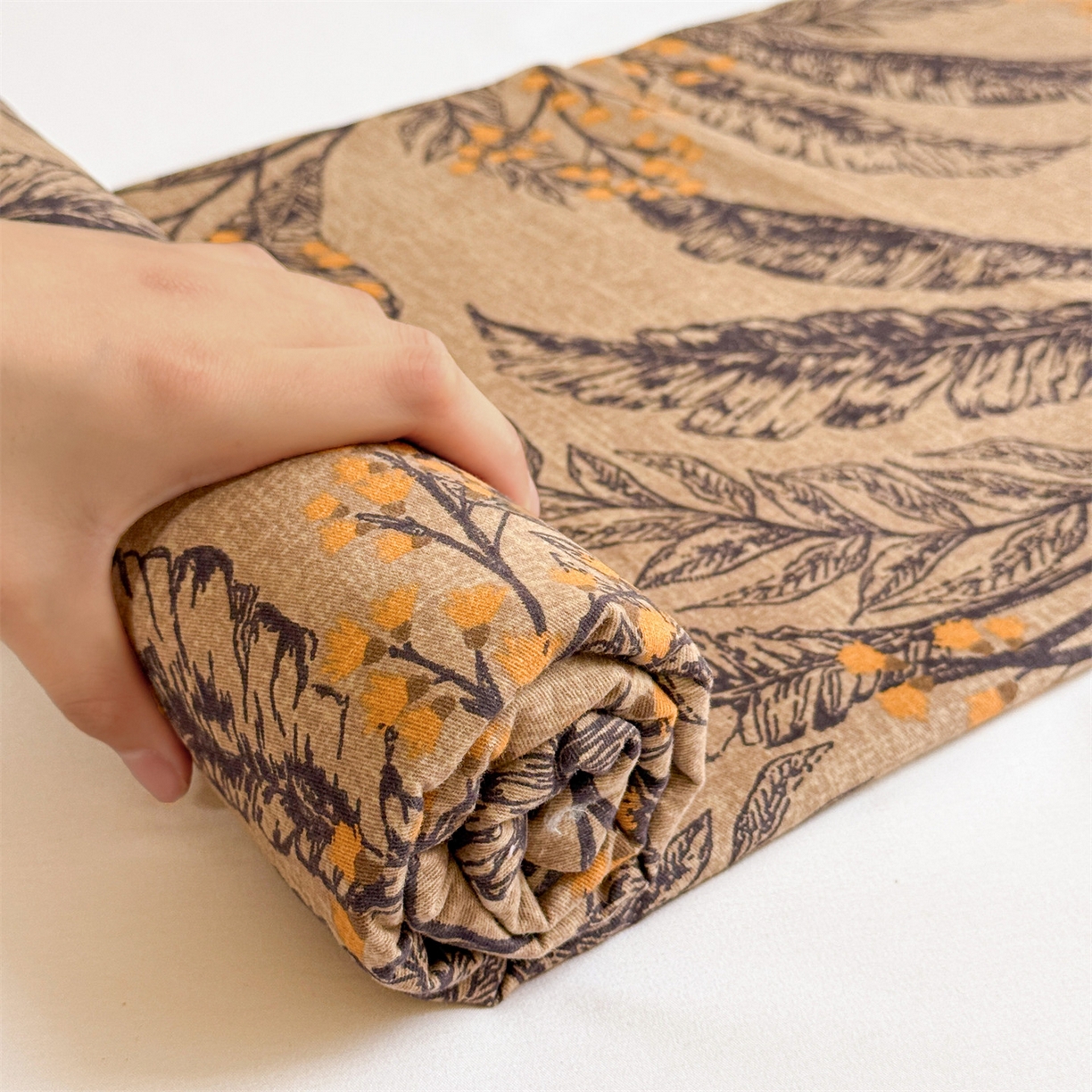 91家纺网 家纺一手货源 找家纺 名兮家居 2025秋冬新款100%全棉纯棉磨毛单床单 床单单件 繁叶流金-咖