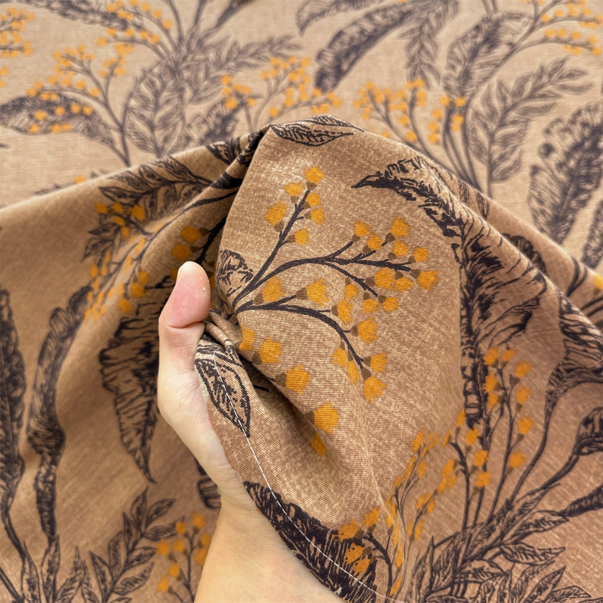 91家纺网 家纺一手货源 找家纺 名兮家居 2025秋冬新款100%全棉纯棉磨毛单床单 床单单件 繁叶流金-咖