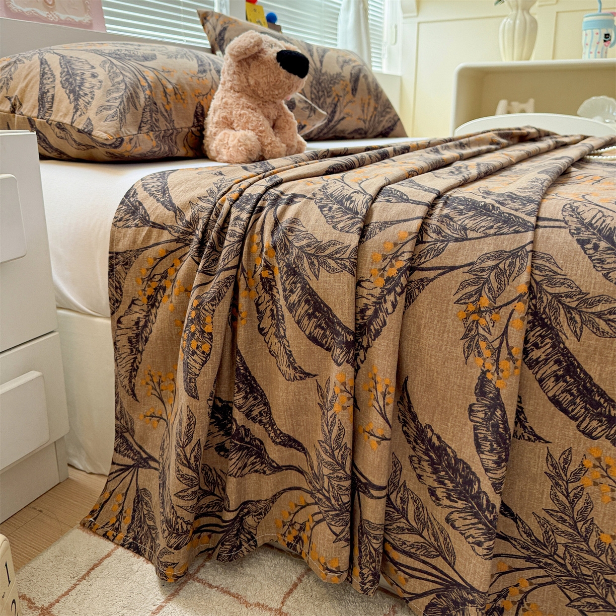 91家纺网 家纺一手货源 找家纺 名兮家居 2025秋冬新款100%全棉纯棉磨毛单床单 床单单件 繁叶流金-咖