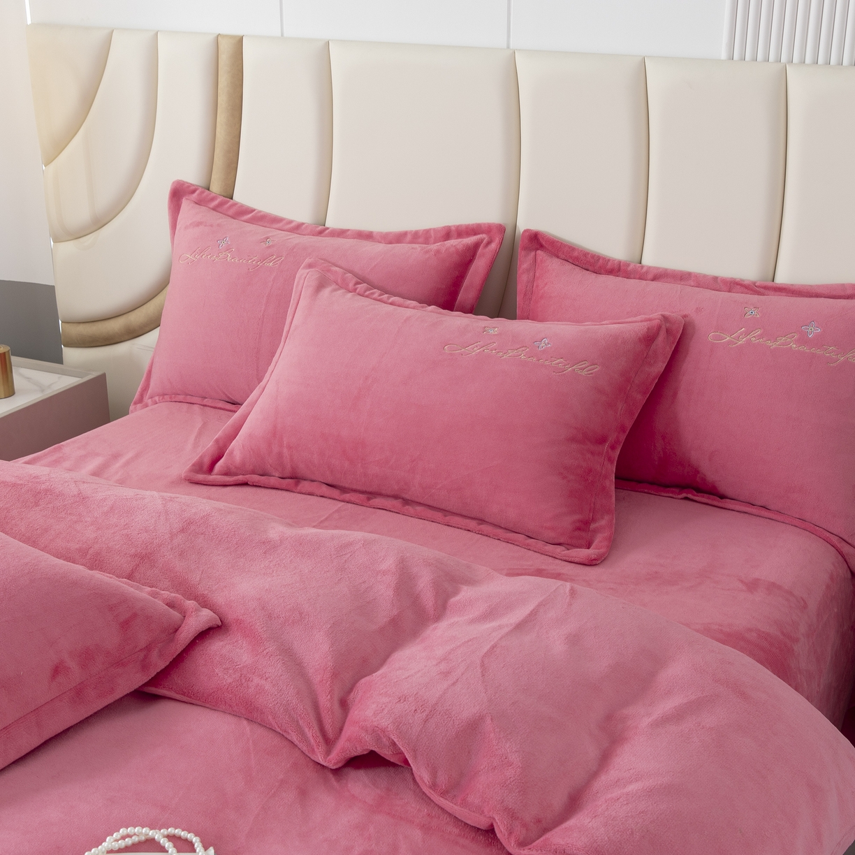 91家纺网 家纺一手货源 找家纺 贝尔 2025新款纯色高克重牛奶绒刺绣四件套-羽魅 羽魅-豆沙