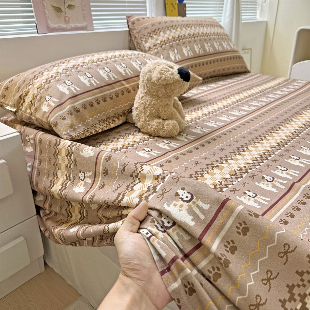 91家纺网 家纺一手货源 找家纺 名兮家居 2025秋冬新款100%全棉纯棉磨毛单床单 床单单件 蝴蝶结小狗-咖