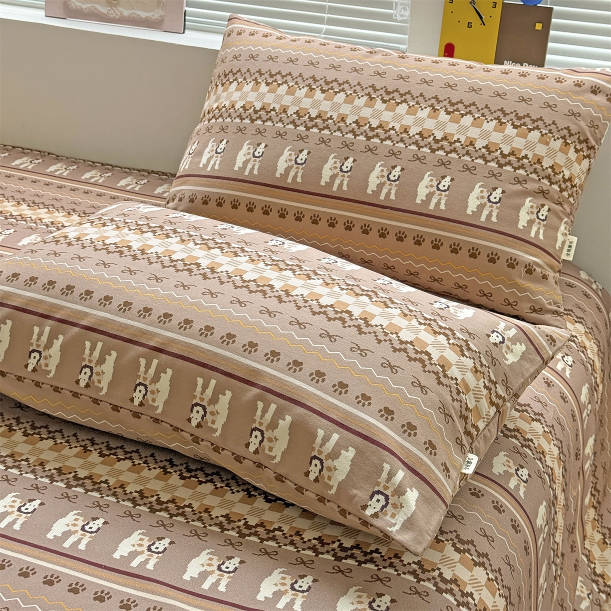 91家纺网 家纺一手货源 找家纺 名兮家居 2025秋冬新款100%全棉纯棉磨毛单床单 床单单件 蝴蝶结小狗-咖