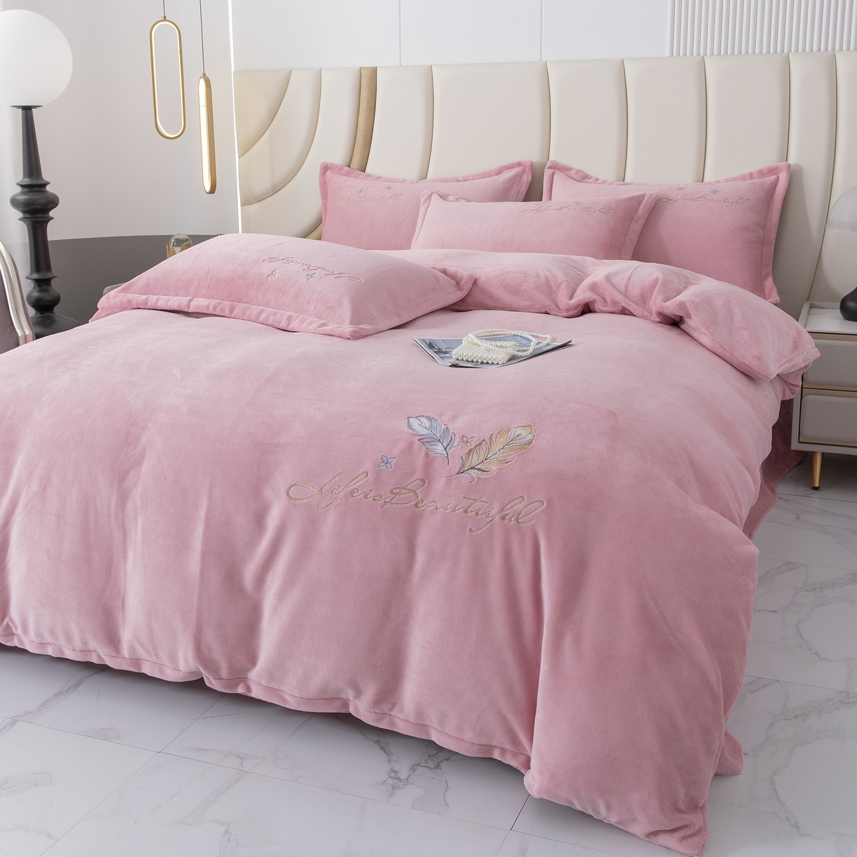 91家纺网 家纺一手货源 找家纺 贝尔 2025新款纯色高克重牛奶绒刺绣四件套-羽魅 羽魅-粉色