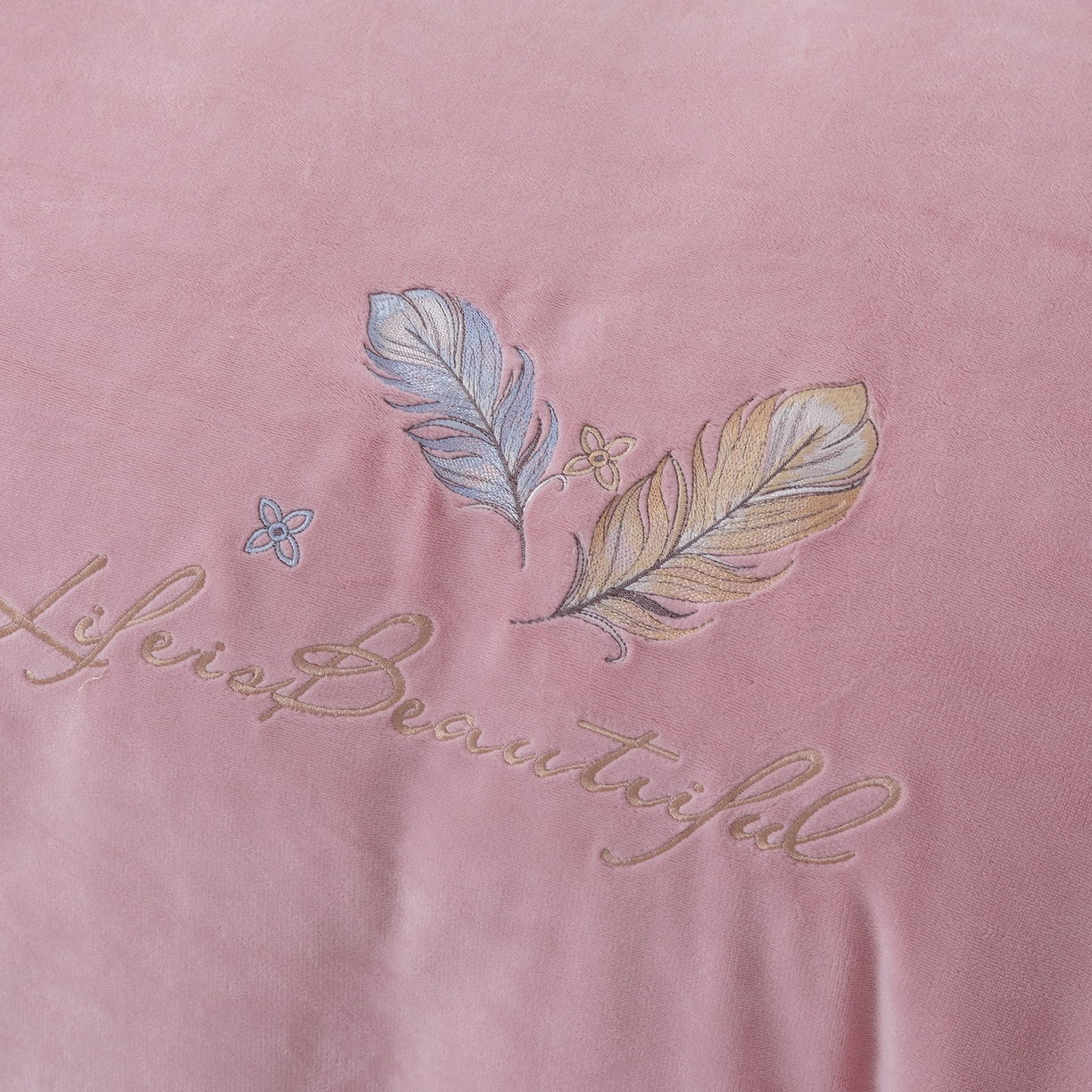 91家纺网 家纺一手货源 找家纺 贝尔 2025新款纯色高克重牛奶绒刺绣四件套-羽魅 羽魅-粉色