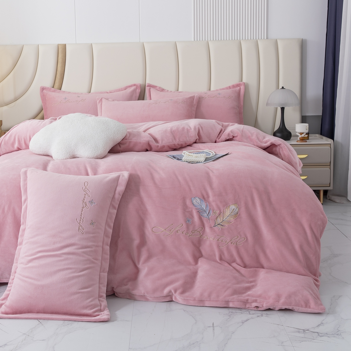 91家纺网 家纺一手货源 找家纺 贝尔 2025新款纯色高克重牛奶绒刺绣四件套-羽魅 羽魅-粉色